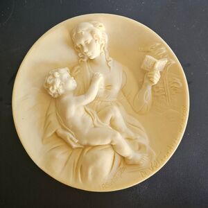 NEW IN BOX: Madonna Serena Volteradici Plate 1979 - Woman Holding a Child - 3D
